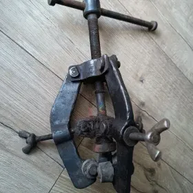 Ściągacz prawdopodobnie do koła kierownicy z czasów PRL