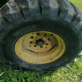 Koła kompletne 12,5-18 John Deere 970,975,985,1052,1065,1075,1174,