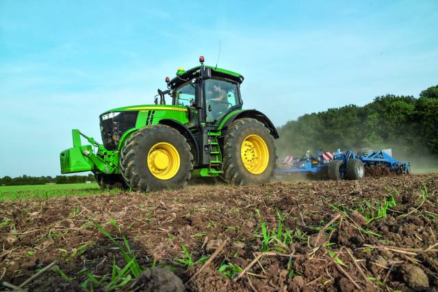 Rolnikom brakuje paliwa – Ministerstwo rolnictwa apeluje o zwiększenie ilości paliwa dla rolników
